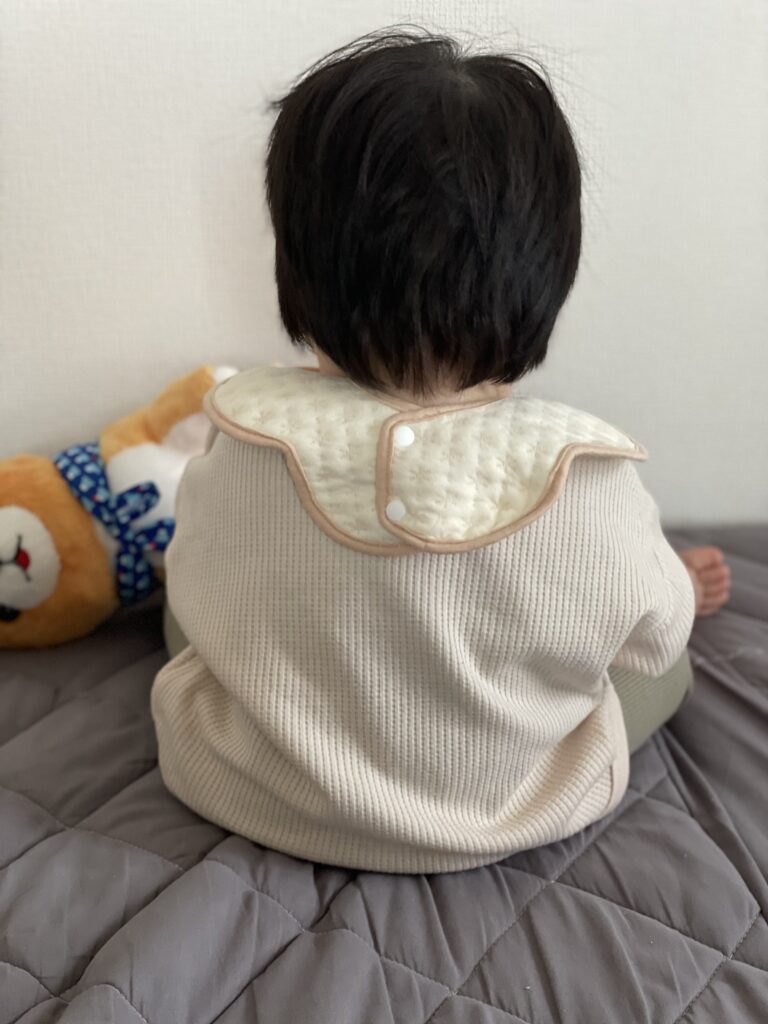 実際に11か月の長男が着用している様子を後ろから写した写真